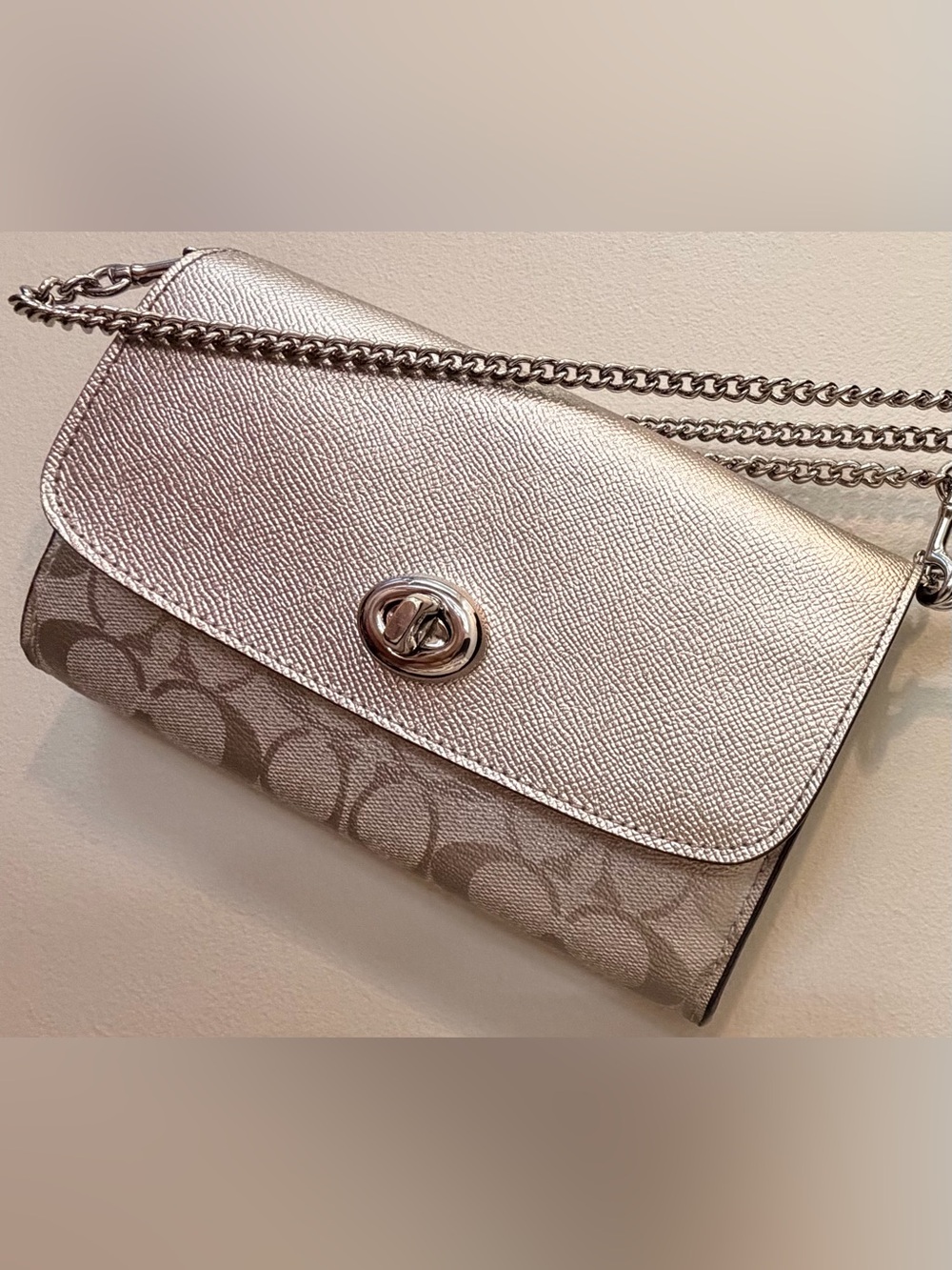 NWOT COACH METALLIC CHAMPAGNE SILVER SIGNATURE CROSSBODY CHAIN WRISTLET BAG